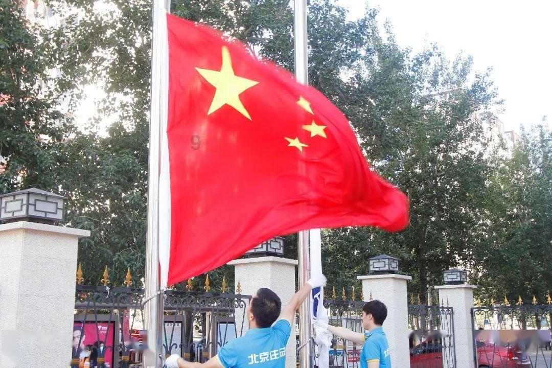 李亚鹏与嫩妻甜蜜拍片，幸福家庭生活引发关注！
