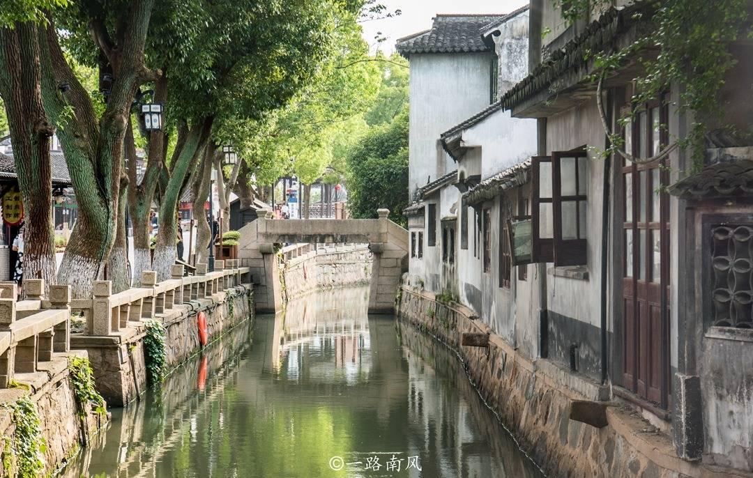 街头这一幕泪目!老伴离世30年,他每天揣着照片...
